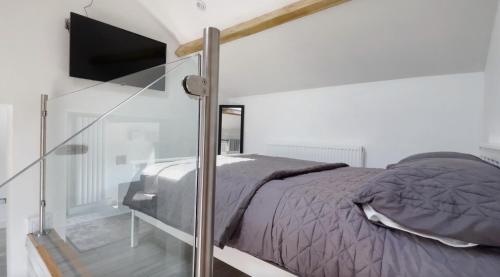 1 dormitorio con 1 cama y pared de cristal en Beautiful country retreat for 6, with free parking, en Carlisle