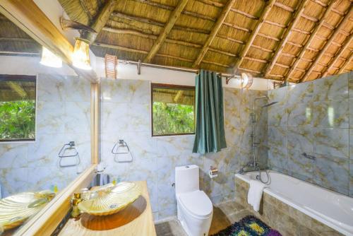 Ένα μπάνιο στο Malakai Eco Lodge