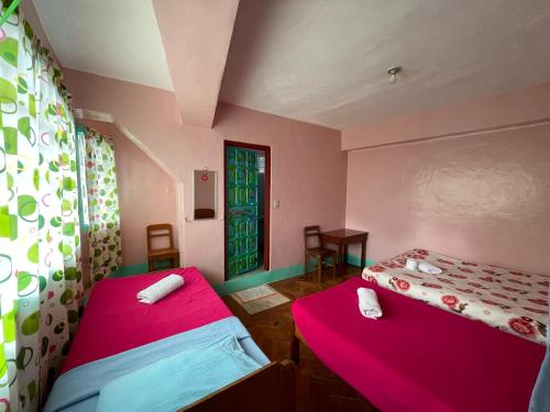 Sagada Guesthouse tesisinde bir odada yatak veya yataklar