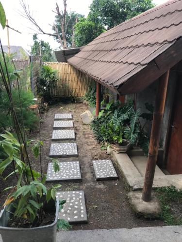 Κήπος έξω από το Dragonfly Senaru Lodge