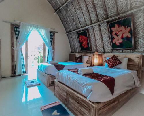 sypialnia z 2 łóżkami w pokoju w obiekcie Penida Hills w mieście Nusa Penida