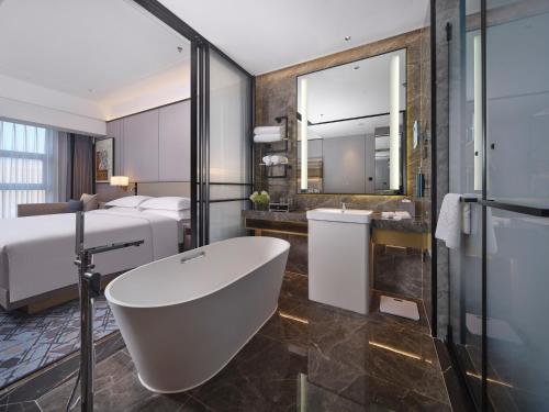 Postel nebo postele na pokoji v ubytování Doubletree By Hilton Anshan