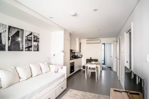 ein Wohnzimmer mit einem weißen Sofa und einem Tisch in der Unterkunft CBD #UnitA Grennland6 1 bedroom apt Darling Harbour in Sydney