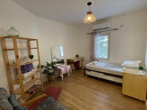 ein Wohnzimmer mit einem Bett und einem Fenster in der Unterkunft Amazing vacation flat in Netanya
