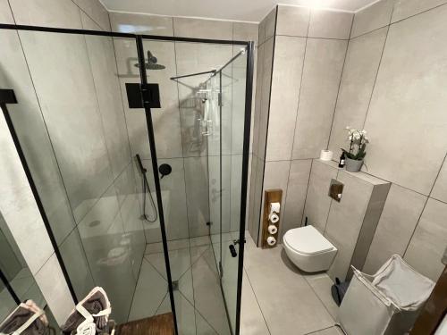 內坦亞的住宿－Amazing vacation flat，带淋浴和卫生间的浴室