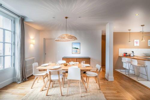 Photo de la galerie de l'établissement Le Jacaranda-à 2 min de la plage, Hyper Centre de Dinard, vue mer de la fenêtre, à Dinard