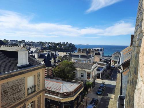 Fotografia z galérie ubytovania Le Jacaranda-à 2 min de la plage, Hyper Centre de Dinard, vue mer de la fenêtre v destinácii Dinard