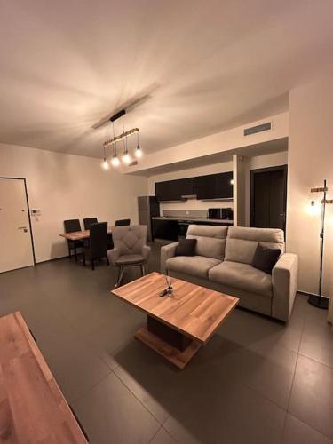 un salon avec un canapé et une table dans l'établissement Logement 4pers proximité plage, à Propriano