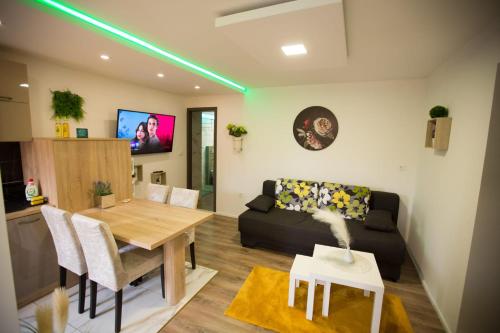 Μια τηλεόραση ή/και κέντρο ψυχαγωγίας στο Apartmani Remete