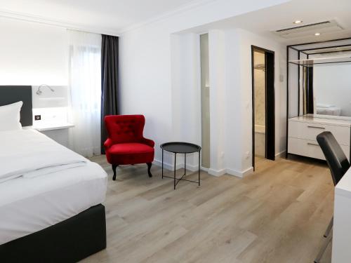 Un ou plusieurs lits dans un hébergement de l'établissement DORMERO Hotel Meerbusch
