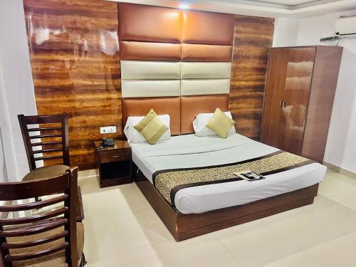 1 dormitorio con 1 cama y pared de madera en Hotel Cozy Cave Delhi Aiport, en Nueva Delhi