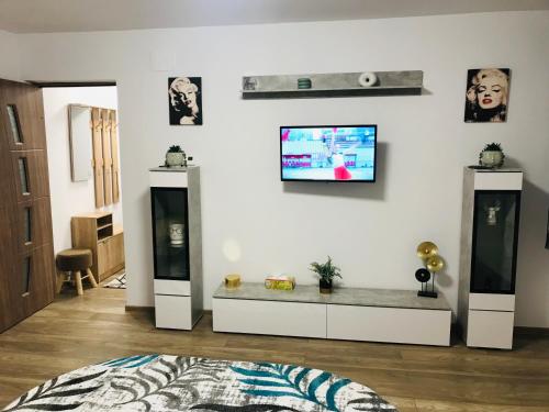 Uma televisão e/ou sistema de entretenimento em Apartament BD 54