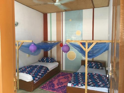 Zimmer mit 2 Etagenbetten in einem Zimmer in der Unterkunft CDAC Elijah - Espace Culturel in Ouidah