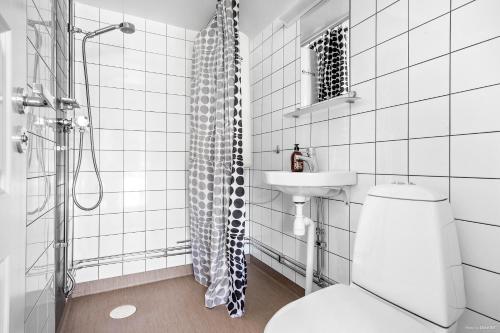 y baño con aseo, lavabo y ducha. en First Camp Nickstabadet-Nynäshamn, en Nynäshamn