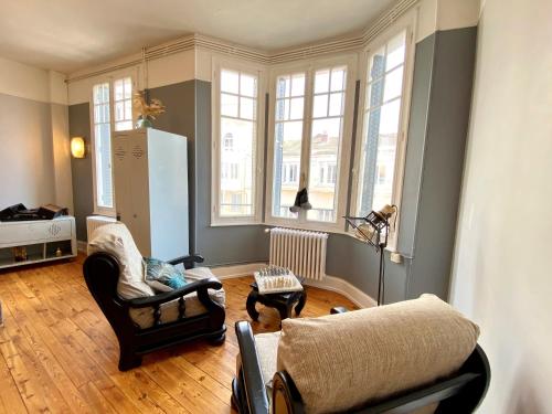 un salon avec un canapé et une chaise dans l'établissement LE VIKING DOUILLET - Proche Thermes & Parcs - Parking à 50m, à Vichy