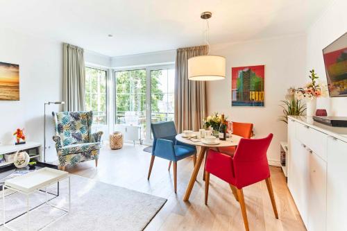 uma cozinha e sala de estar com mesa e cadeiras em Strandallee 200 - App. 309 em Timmendorfer Strand
