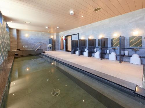 uma piscina num edifício com piscina em Henn na Hotel Kagoshima Tenmonkan em Kagoshima