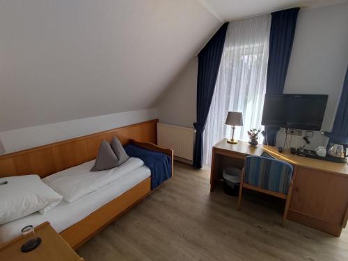 Postel nebo postele na pokoji v ubytování Hotel Zum Märchenwald