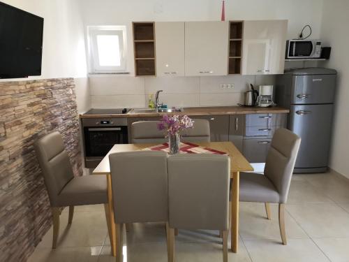 Kuchyňa alebo kuchynka v ubytovaní Apartment in Lopar with sea view, terrace, washing machine 593-4