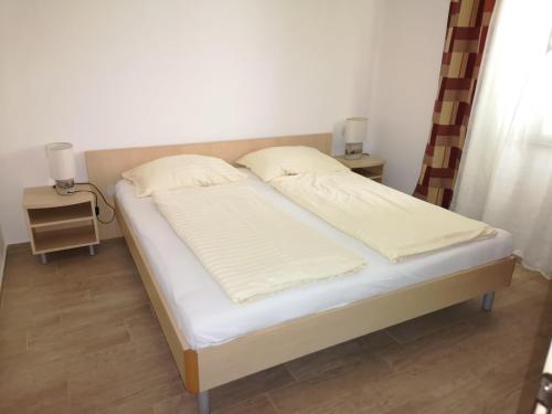 Posteľ alebo postele v izbe v ubytovaní Apartment in Lopar with sea view, terrace, washing machine 593-4