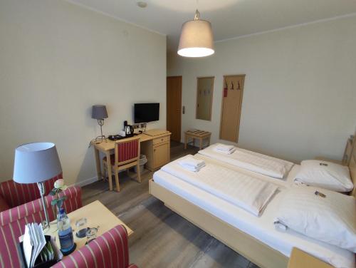 Postel nebo postele na pokoji v ubytování Hotel Zum Märchenwald