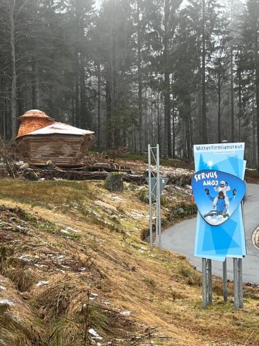 a sign for a hiking trail in the woods at FitApartman in Mitterfirmiansreut