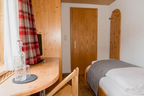 Ein Bett oder Betten in einem Zimmer der Unterkunft Gasthof zum Guten Tropfen