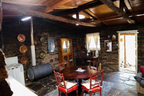 comedor con mesa de madera y sillas en Rustic miners cabin en Faraday