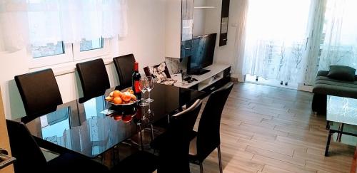salon ze stołem, krzesłami i telewizorem w obiekcie Ferienappartment Mary w mieście Skunca
