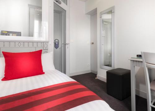 Una cama o camas en una habitación de Agate Hôtel