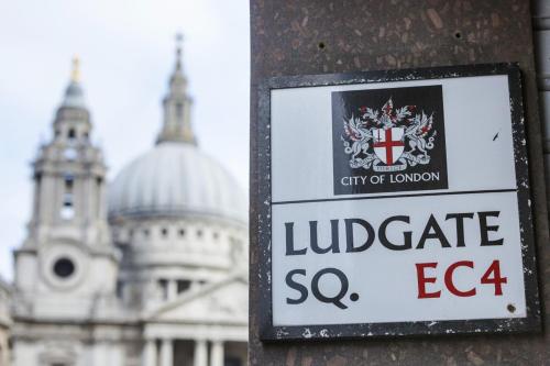 Un certificado, premio, cartel u otro documento en Clockwork London Flats