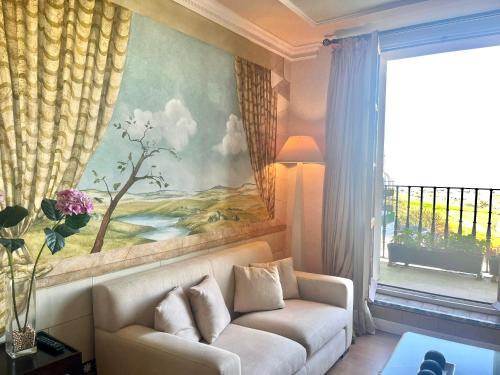 Ruang duduk di Hotel Alcázar de la Reina