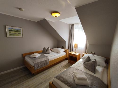 Postel nebo postele na pokoji v ubytování Hotel Zum Märchenwald