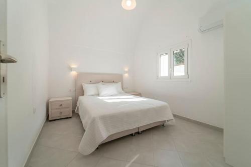 Postel nebo postele na pokoji v ubytování Yann House Imerovigli