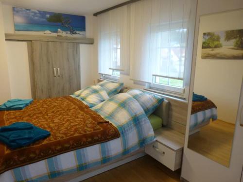 niewielka sypialnia z łóżkiem i oknem w obiekcie Ferienhaus auf dem Gries 17 w mieście Schmalkalden