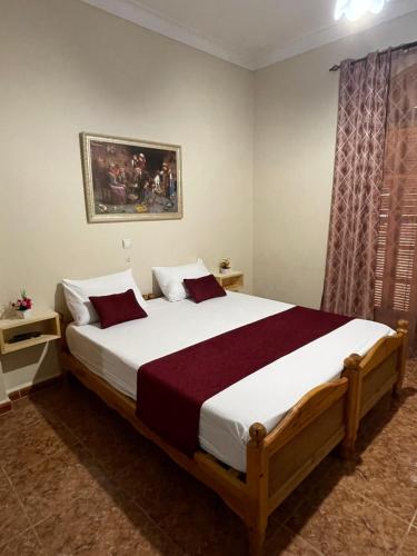 ein Schlafzimmer mit einem großen Bett in einem Zimmer in der Unterkunft Hotel plage d'or in Jijel