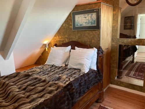 um quarto com uma cama com almofadas em Caravaggio Boutique Suites em Antuérpia