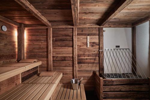 eine leere Sauna mit Holzwänden und -decken in der Unterkunft Riders In in Sölden