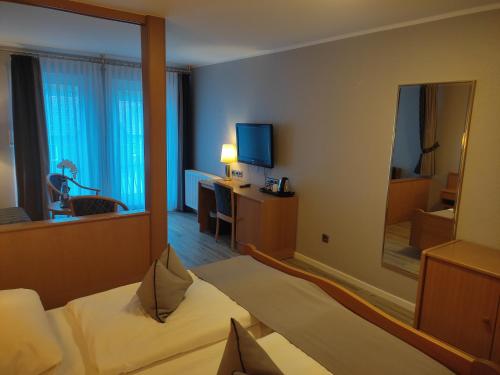 TV a/nebo společenská místnost v ubytování Hotel Zum Märchenwald