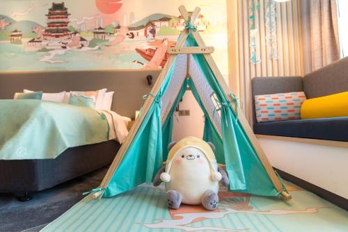 a childs room with a bed and a tent at Holiday Inn Express Nanchang Riverside by IHG in Nanchang