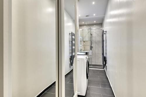une salle de bain avec un lavabo et un miroir dans l'établissement Centric nice apartment 2 steps Le Marais -Republic, à Paris