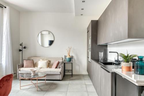 une cuisine et un salon avec un canapé et une table dans l'établissement Centric nice apartment 2 steps Le Marais -Republic, à Paris