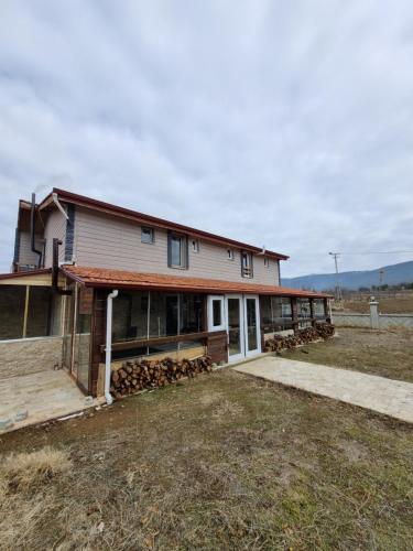 Ein Haus mit einem Haufen Holz davor. in der Unterkunft Rainfort turizm sanayi ve ticaret ltd şti in Denizli