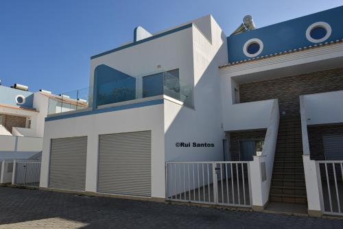 een gebouw met een bord met chill-suites bij Manta Villa in Manta Rota
