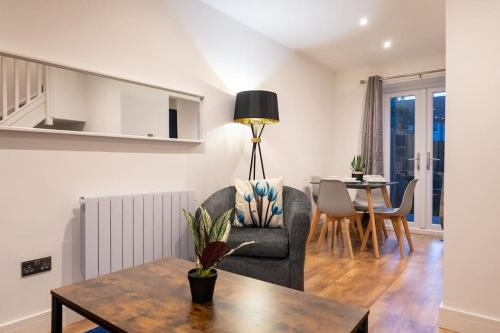 a living room with a chair and a table at The Mews, Amazing Newport 2 BR, Excellent location, Parking, Perfect for Contractors in Newport