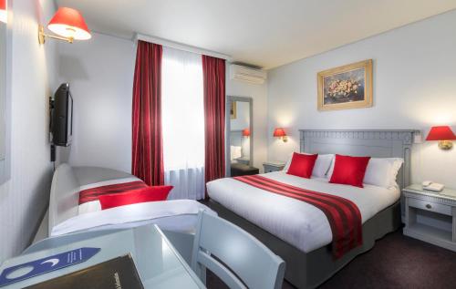 Una cama o camas en una habitación de Agate Hôtel