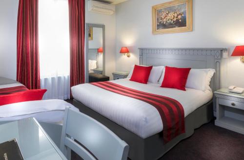Una cama o camas en una habitación de Agate Hôtel