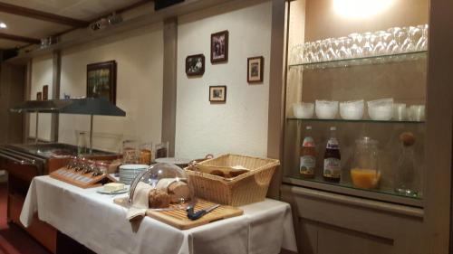 una cocina con una mesa con una cesta. en Vier Löwen en Schönau im Schwarzwald