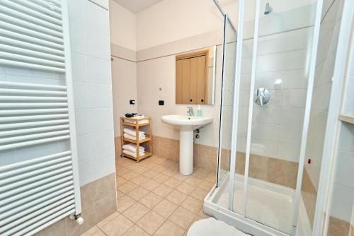 La salle de bains est pourvue d'un lavabo et d'une douche. dans l'établissement Affittimoderni Bergamo Town - BGCO10, à Bergame