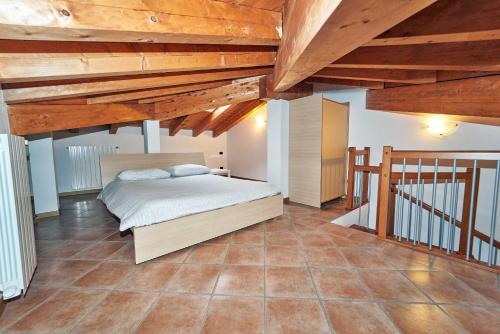 - une chambre avec un lit et des plafonds en bois dans l'établissement Affittimoderni Bergamo Town - BGCO10, à Bergame
